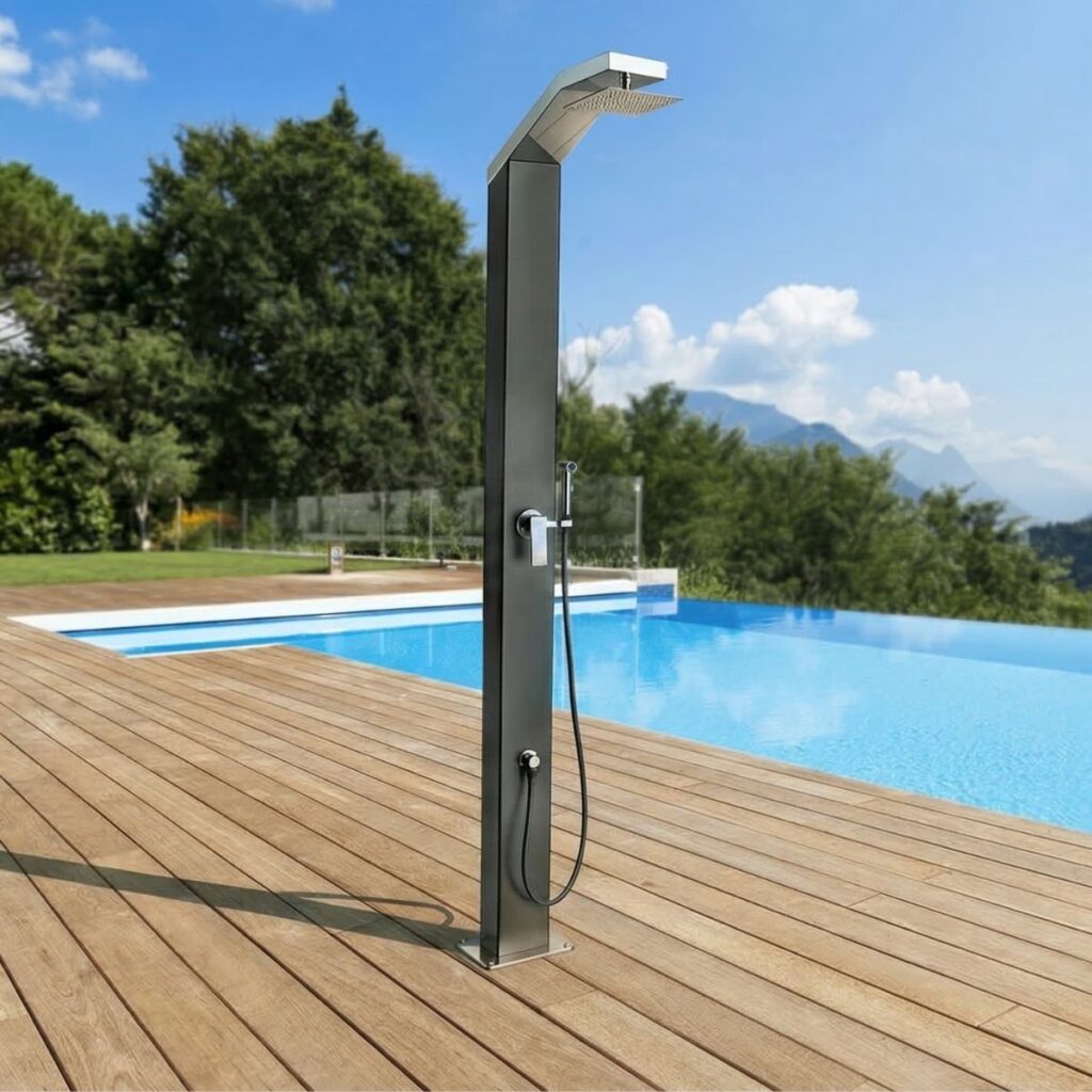 Solární sprcha Solaris z černé nerezové oceli s ruční sprchou od italské značky AMA